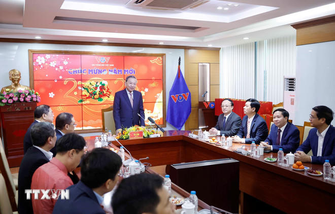 Tổng Bí thư Tô Lâm tới thăm, chúc tết cán bộ, phóng viên, biên tập viên, kỹ thuật viên và người lao động Đài Tiếng nói Việt Nam. (Ảnh: Thống Nhất/TTXVN)