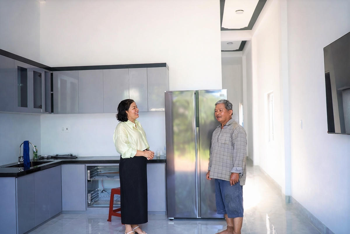 Ông Đỗ Văn Nghĩa vui mừng trong căn nhà mới của gia đình mình. Ảnh: Chí Đại.