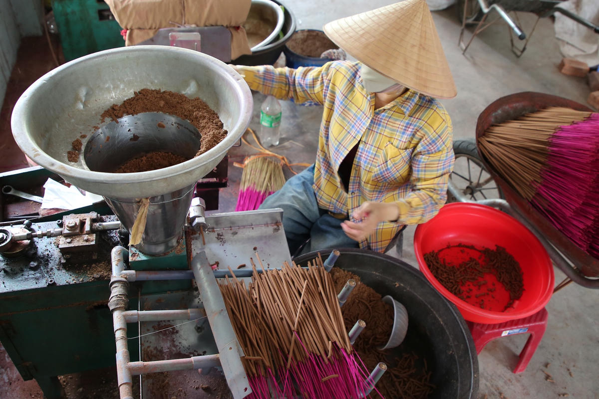 Bà Nguyễn Thị Tuyết cho rằng, sát Tết công việc càng bận rộn để đáp ứng nhu cầu thị trường. Ảnh: Nguyễn Tín.