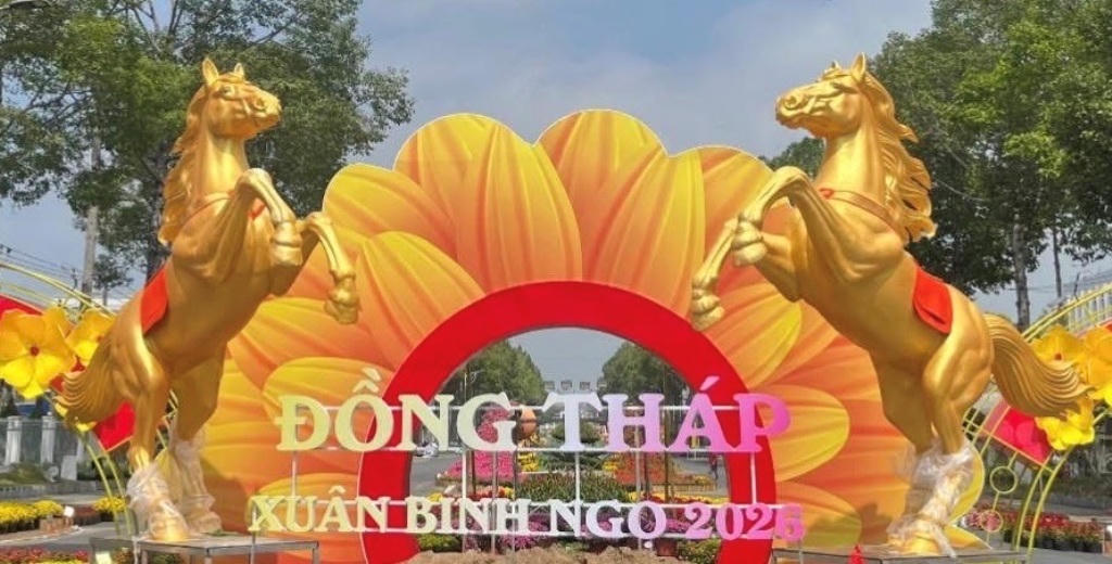 Chuỗi tiểu cảnh “Song Mã Khai Xuân” tại phường Cao Lãnh, tỉnh Đồng Tháp. Ảnh: ĐT.