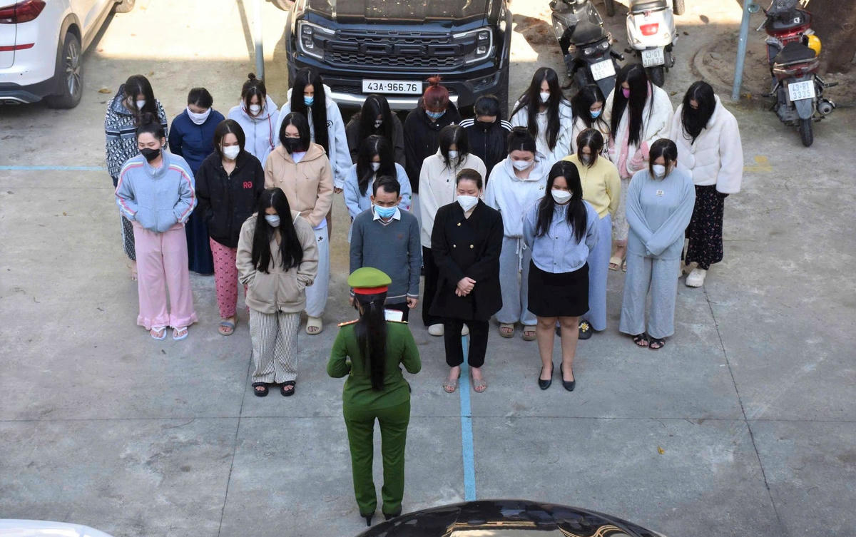 Lực lượng Công an TP Đà Nẵng đọc quyết định bắt các đối tượng mua bán dâm. Ảnh: CV.