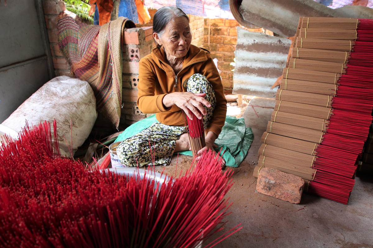Bà Phạm Thị Mai nói về cây hương của làng làng Quán Hương. Ảnh: Tấn Thành
