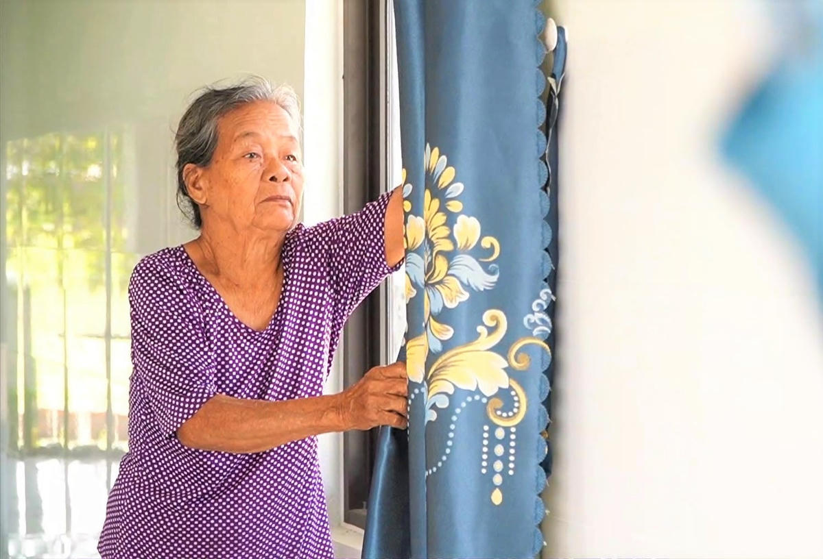 Bà Hồ Thị Đông đang dọn dẹp nhà cửa để chuẩn bị đón Tết. Ảnh: Tấn Thành.