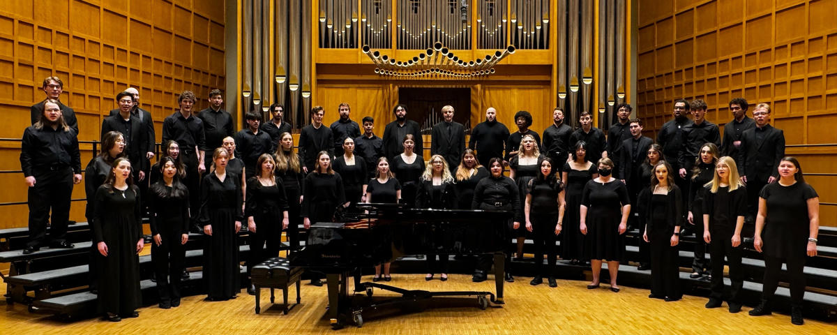 Dàn hợp xướng Concert Chorale của Đại học Wichita State biểu diễn bài “Trống cơm”.