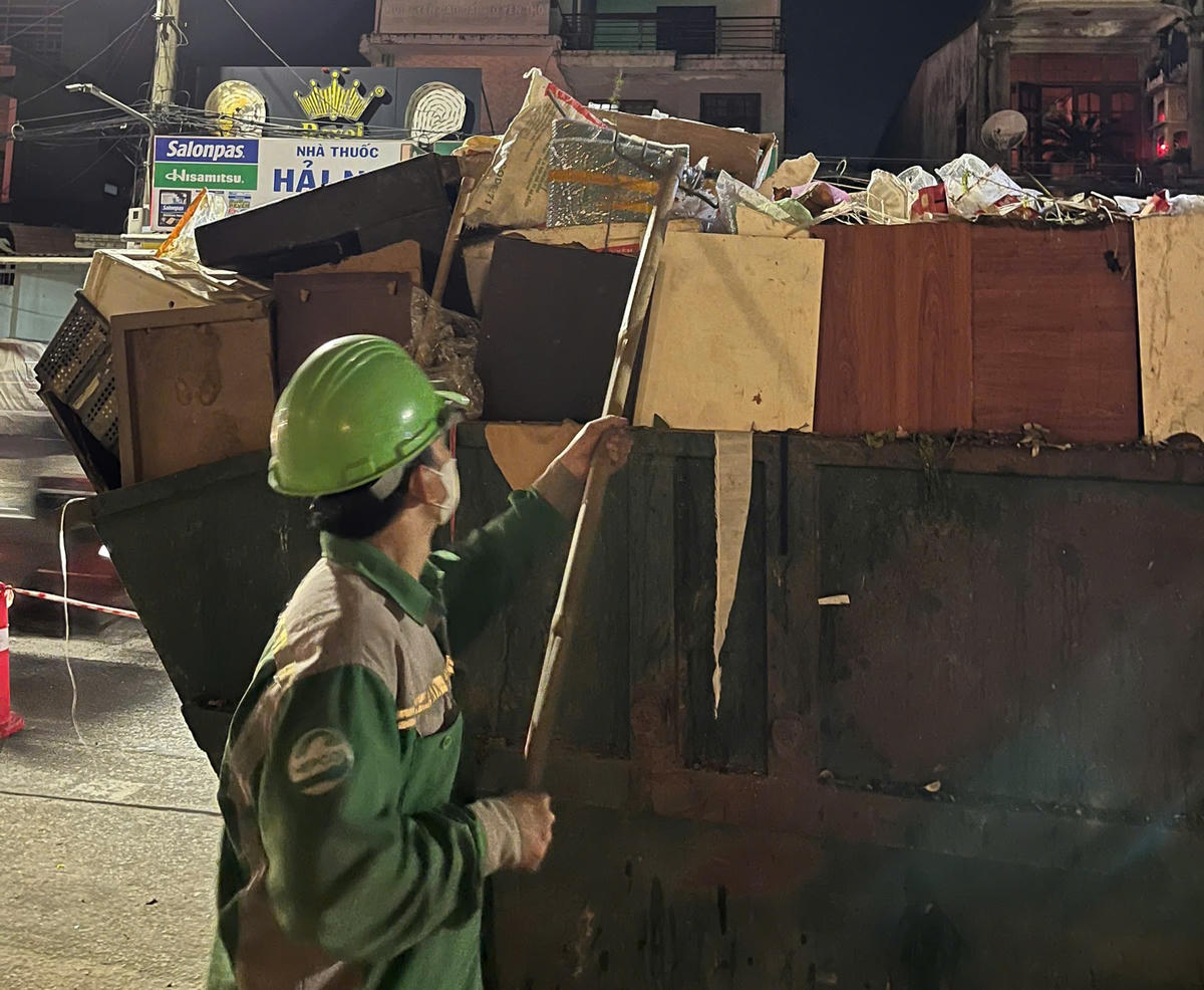 Dù vất vả, thế nhưng các công nhân vẫn miệt mài làm việc, giữ cho phố phường luôn sạch đẹp, góp phần tạo nên diện mạo đô thị tươi mới trong những ngày Tết.&nbsp;Ảnh: M.T.