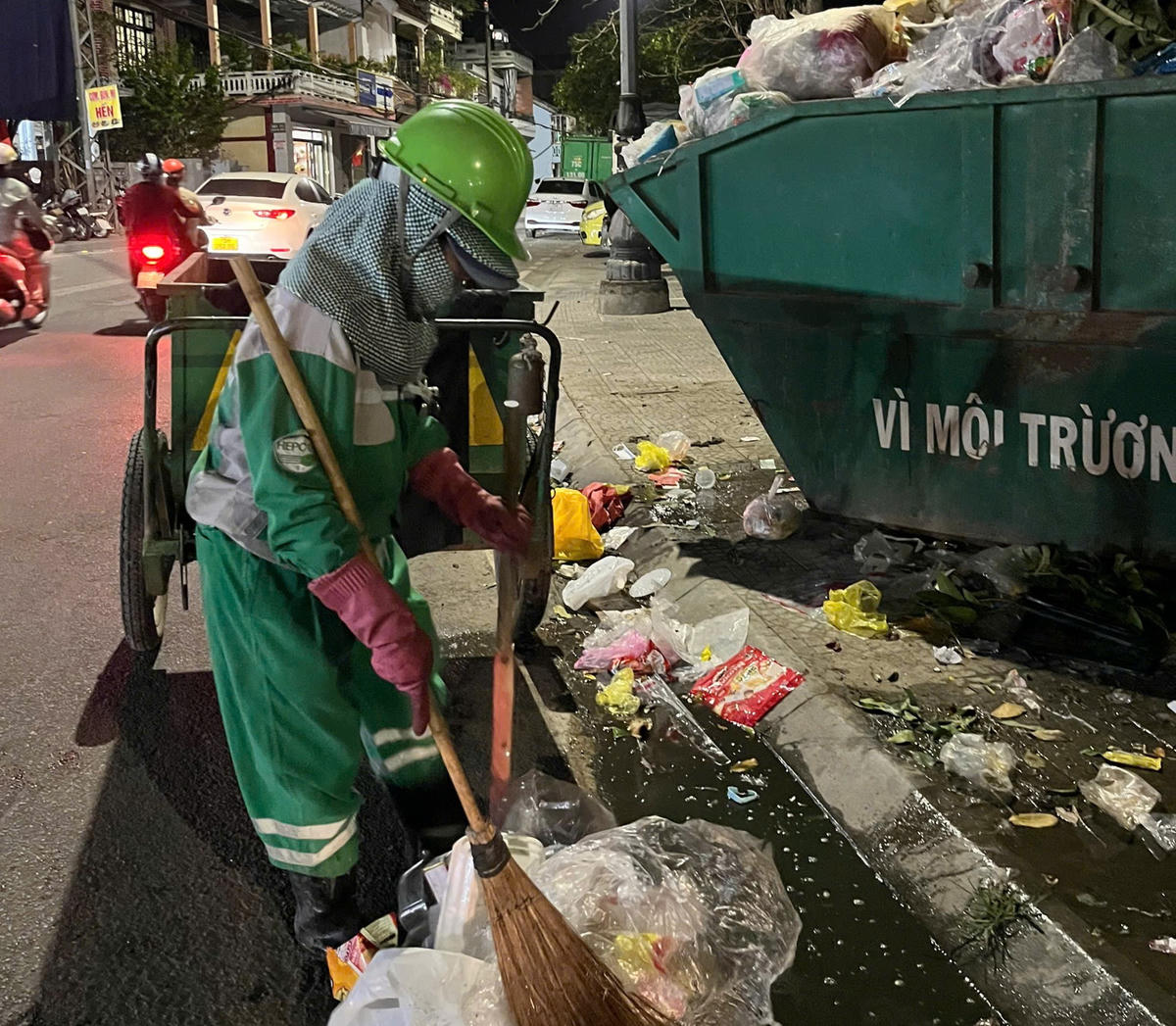 Khối lượng rác thải tăng cao so với ngày thường khiến các công nhân càng thêm vất vả.&nbsp;Ảnh: M.T.
