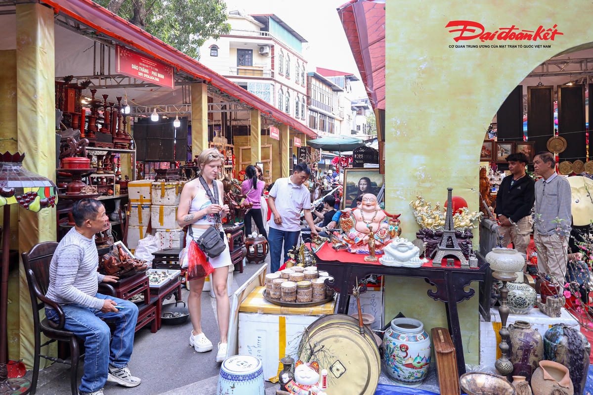 Nhiều du khách tỏ ra thích thú khi được chiêm ngưỡng những món đồ đậm chất hoài niệm, giữa không gian phố cổ rộn ràng ngày xuân.