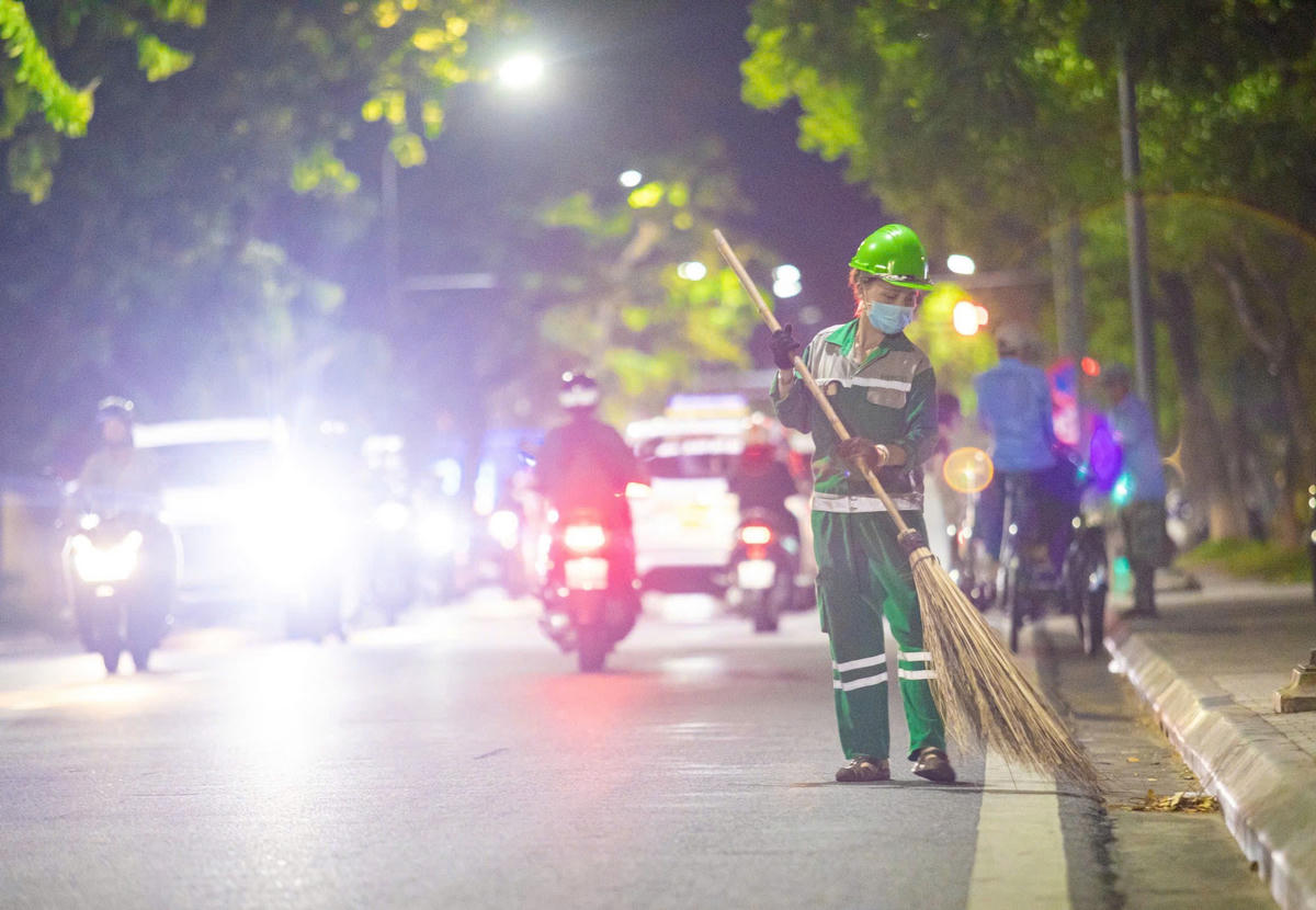 Khối lượng rác trong ngày cao điểm đạt khoảng 850 tấn, gấp 1,6 lần ngày thường và gấp 1,17 lần so với cùng kỳ năm trước, phản ánh việc dọn dẹp, trang hoàng nhà cửa tăng mạnh khi Tết đến gần.&nbsp;Ảnh: M.T.