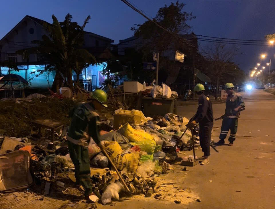 Những ngày này, khối lượng rác thải sinh hoạt tăng cao hơn rất nhiều so với ngày thường, khiến công tác vệ sinh môi trường gặp nhiều vất vả.&nbsp;Ảnh: M.T.