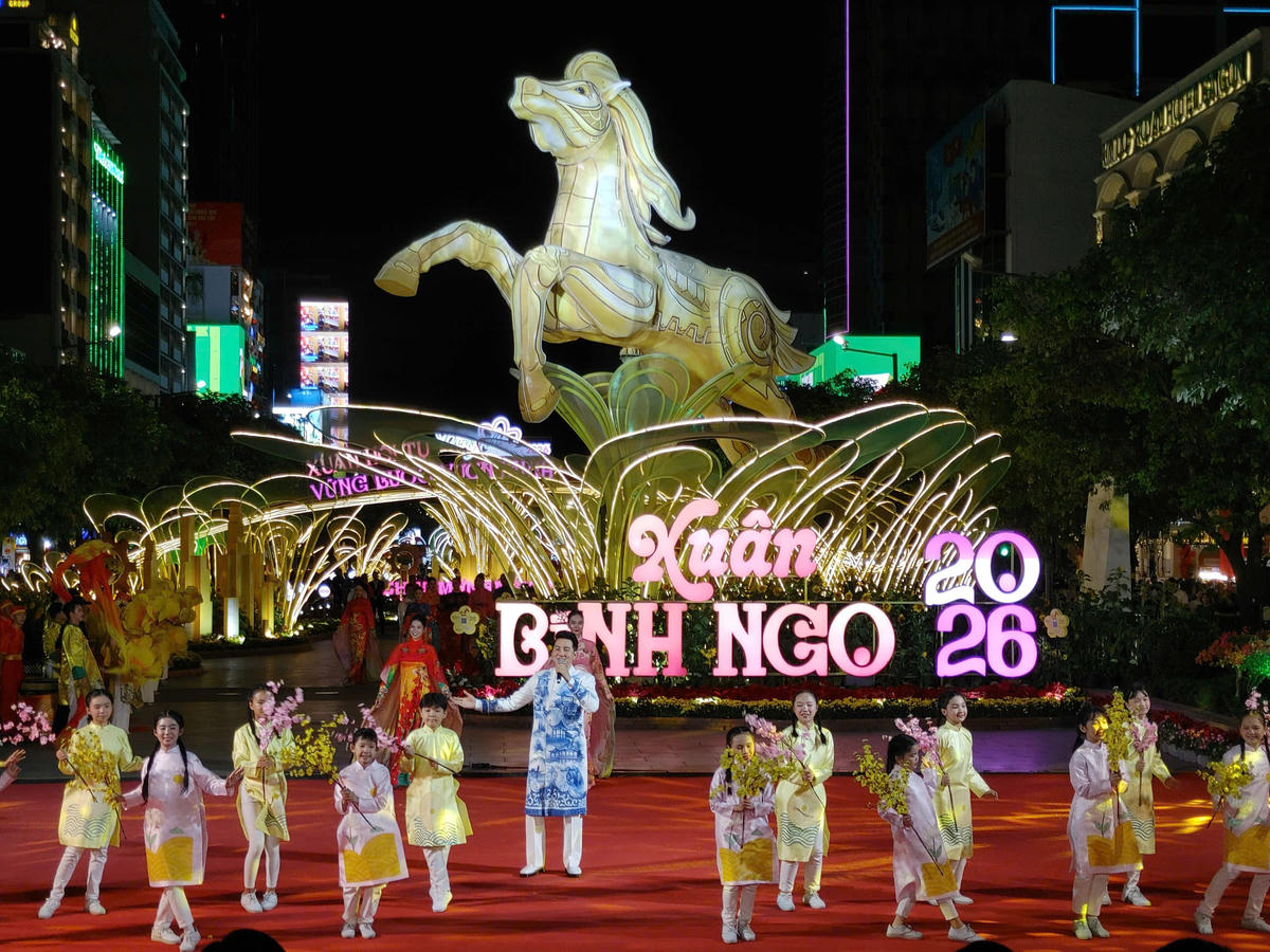 Linh vật Ngựa rực sáng tại sân khấu khai mạc. Ảnh: L.N