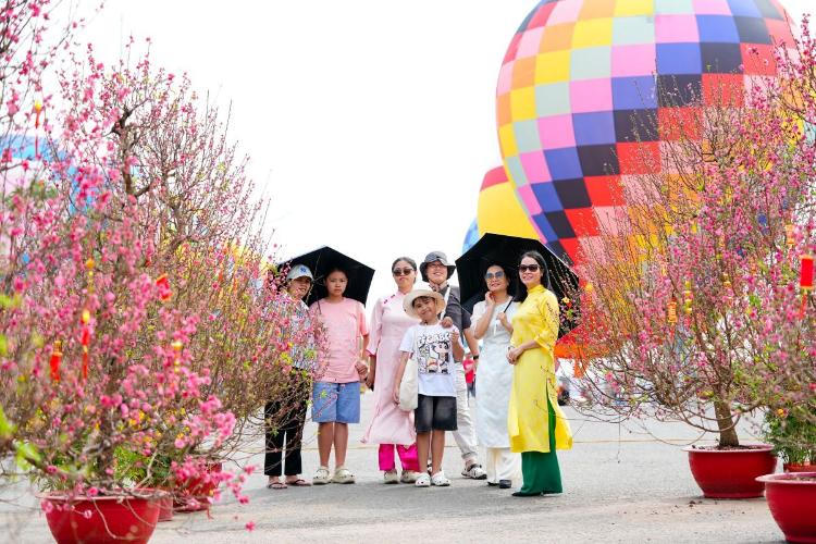 “Rừng” mai - đào bung nở đúng dịp Tết được xem như dấu hiệu của thịnh vượng và khởi đầu hanh thông