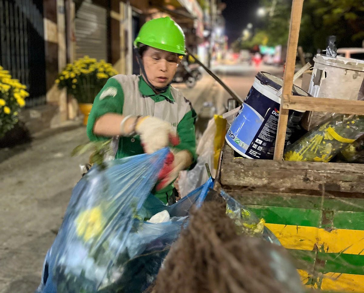 Anh Nguyễn Xuân Cư, Tổ trưởng Tổ 1 thuộc Xí nghiệp Môi trường Nam Sông Hương (Công ty Cổ phần Môi trường và Công trình đô thị Huế) cho biết, những ngày cận Tết là thời điểm anh và đồng nghiệp bận rộn nhất trong năm bởi lượng rác thải trong dịp này thường rất lớn. Vì vậy, các tổ phải làm việc liên tục, tranh thủ từng giờ để giữ đường phố luôn sạch đẹp nhất.&nbsp;Ảnh: M.T.. 
