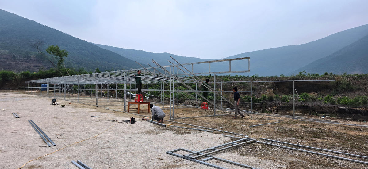 Sau khi các ki ốt trên đỉnh núi được xóa bỏ, Ban quản lý đã khẩn trương lắp đặt hơn 20 ki ốt dưới chân núi để cung cấp dịch vụ du lịch tâm linh cho du khách. Ảnh: Nguyễn Chung.