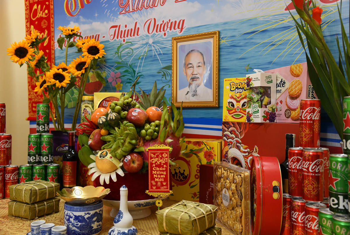 Cán bộ, chiến sĩ tham gia trang trí bàn thờ Bác. Ảnh: Đức Định.