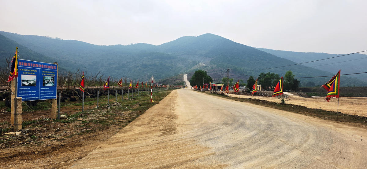 Đỉnh Am Tiên hiện ra trên đỉnh cao, khoáng đạt và linh thiêng... Ảnh: Nguyễn Chung.