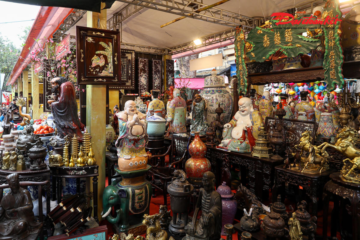 Một trong những điểm nhấn thu hút đông đảo người dân và du khách ghé thăm là không gian “Phố xưa” tại ngã tư Hàng Lược – Hàng Mã.