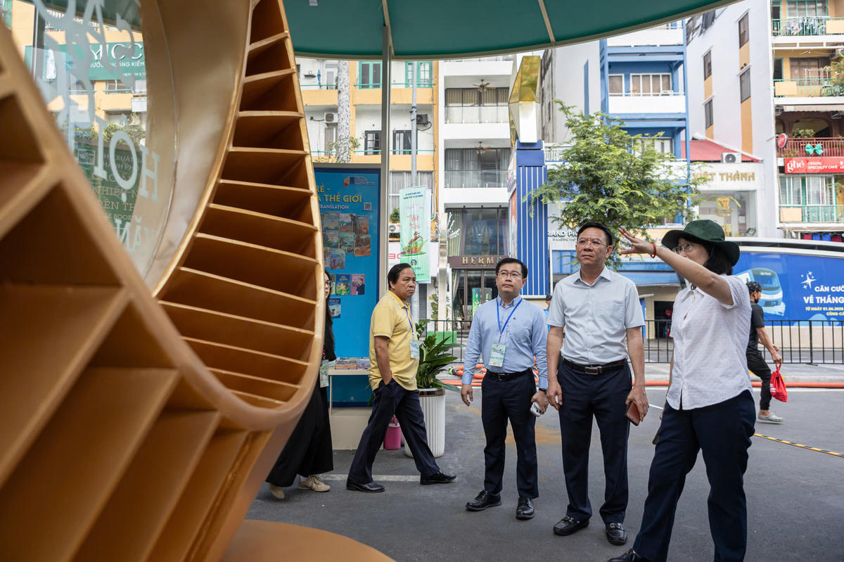 Đoàn kiểm tra góp ý công tác chuẩn bị cuối cùng tại Lễ hội Đường sách Tết Bính Ngọ 2026. Ảnh: TL.