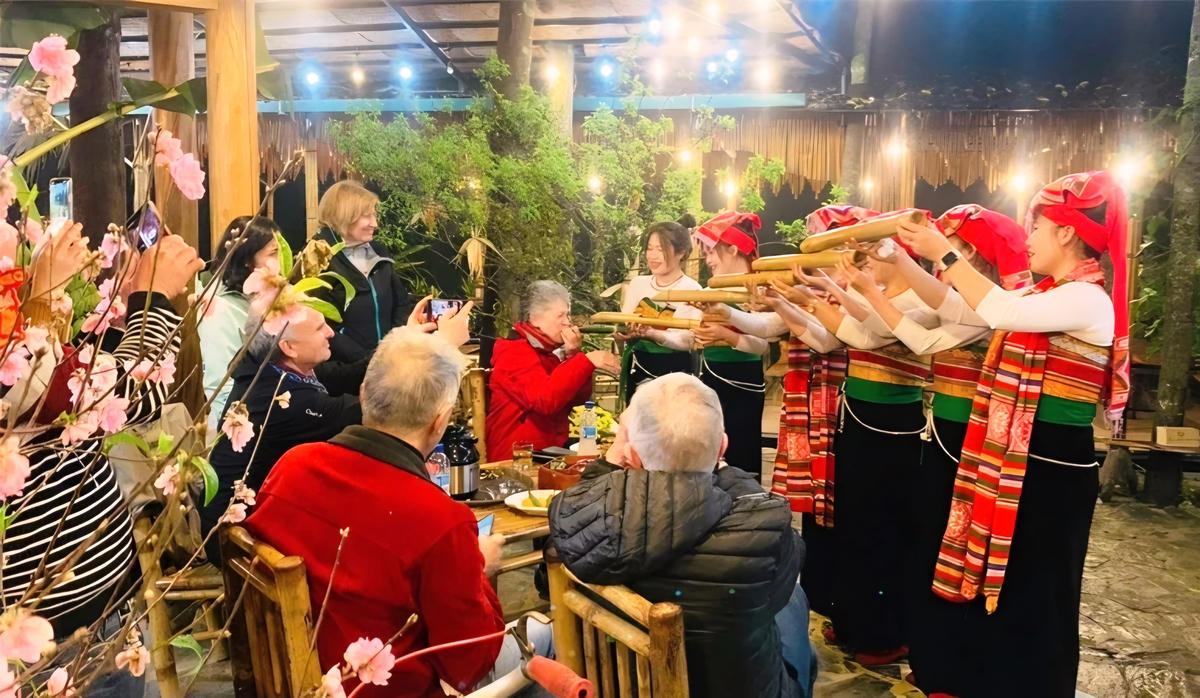 Khu du lịch nghỉ dưỡng Pù Luông hút khách trong những ngày đầu năm mới. Ảnh: Nguyễn Chung.