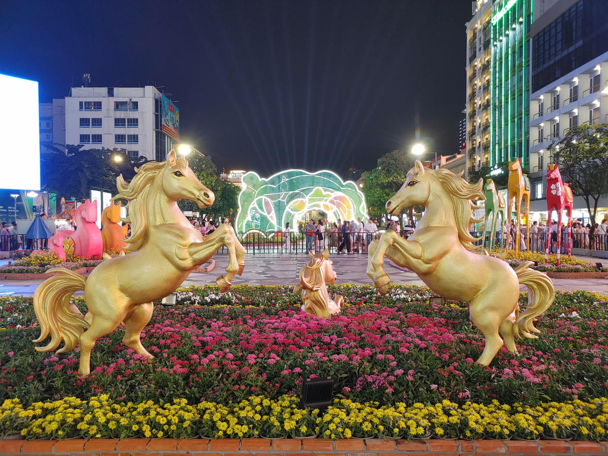 Hai phiên bản trải nghiệm ban ngày và ban đêm trong cùng một không gian tại Đường hoa trên phố đi bộ Nguyễn Huệ.