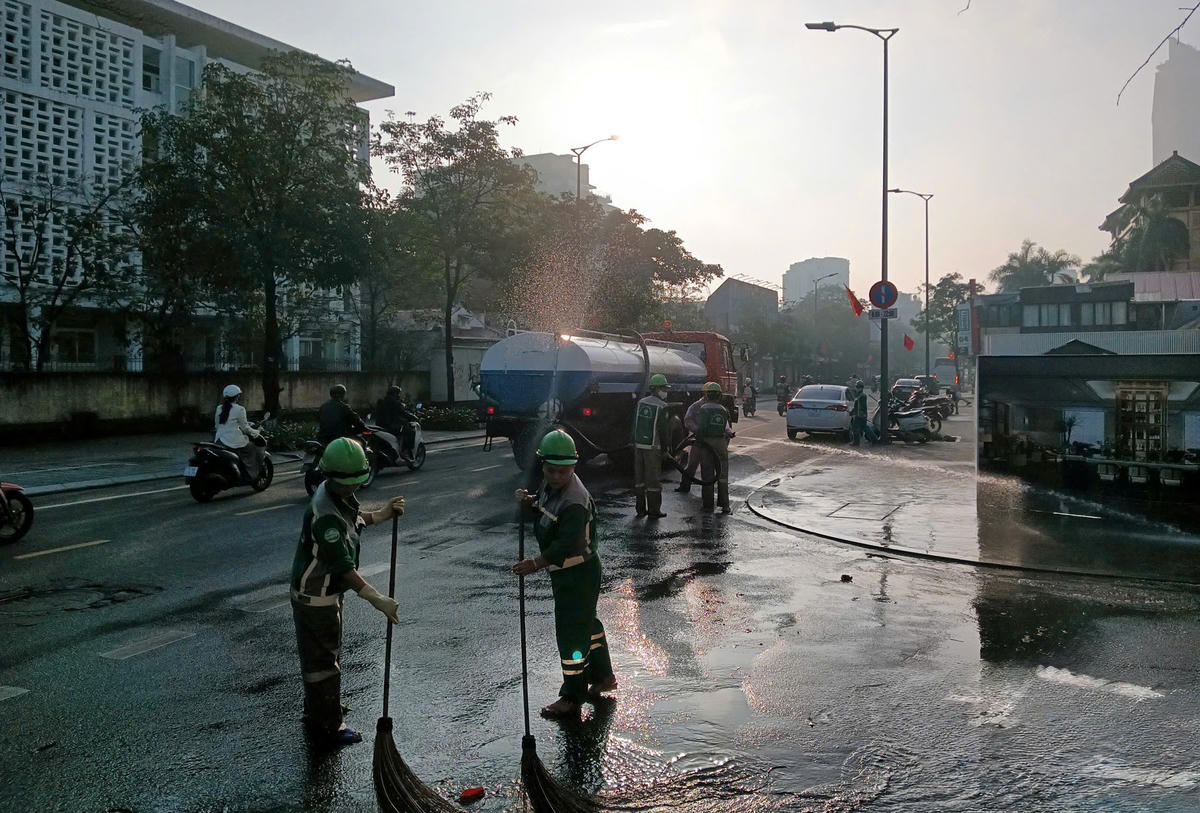 Trên các tuyến đường trung tâm thành phố Huế được công nhân dùng nước để làm sạch. Ảnh: M.T.