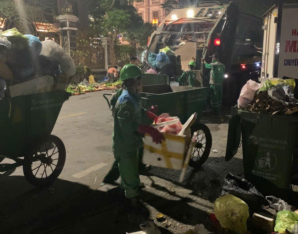 Những công nhân môi trường phải làm việc hết công suất, bất kể ngày đêm.&nbsp;Ảnh: M.T.