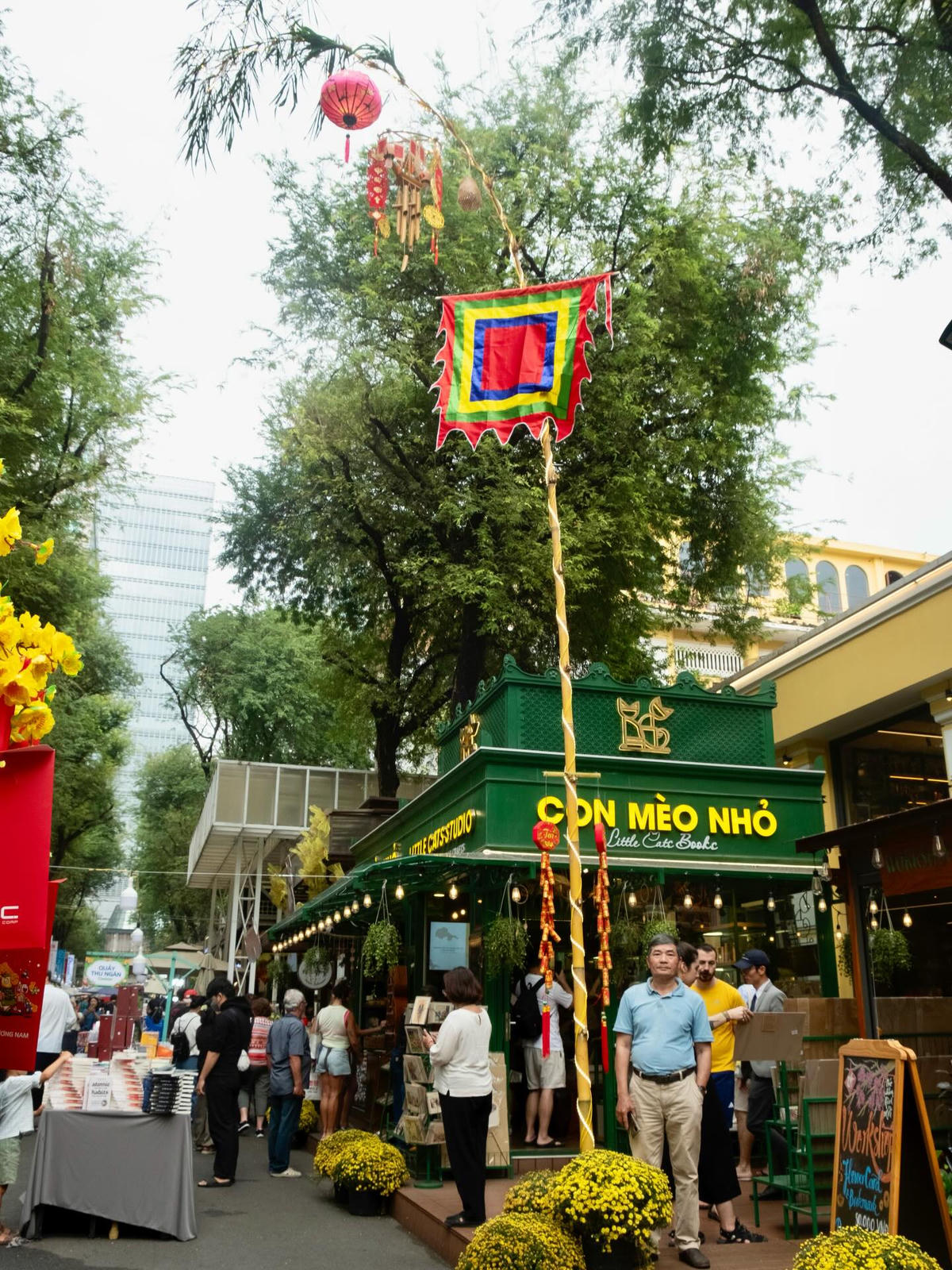 Tại đường sách TP Hồ Chí Minh năm nay cũng khởi công dựng Cây Nêu, khơi mạch văn hoá dân gian ngay giữa lòng đô thị hiện đại. Ảnh: Đường sách TPHCM.