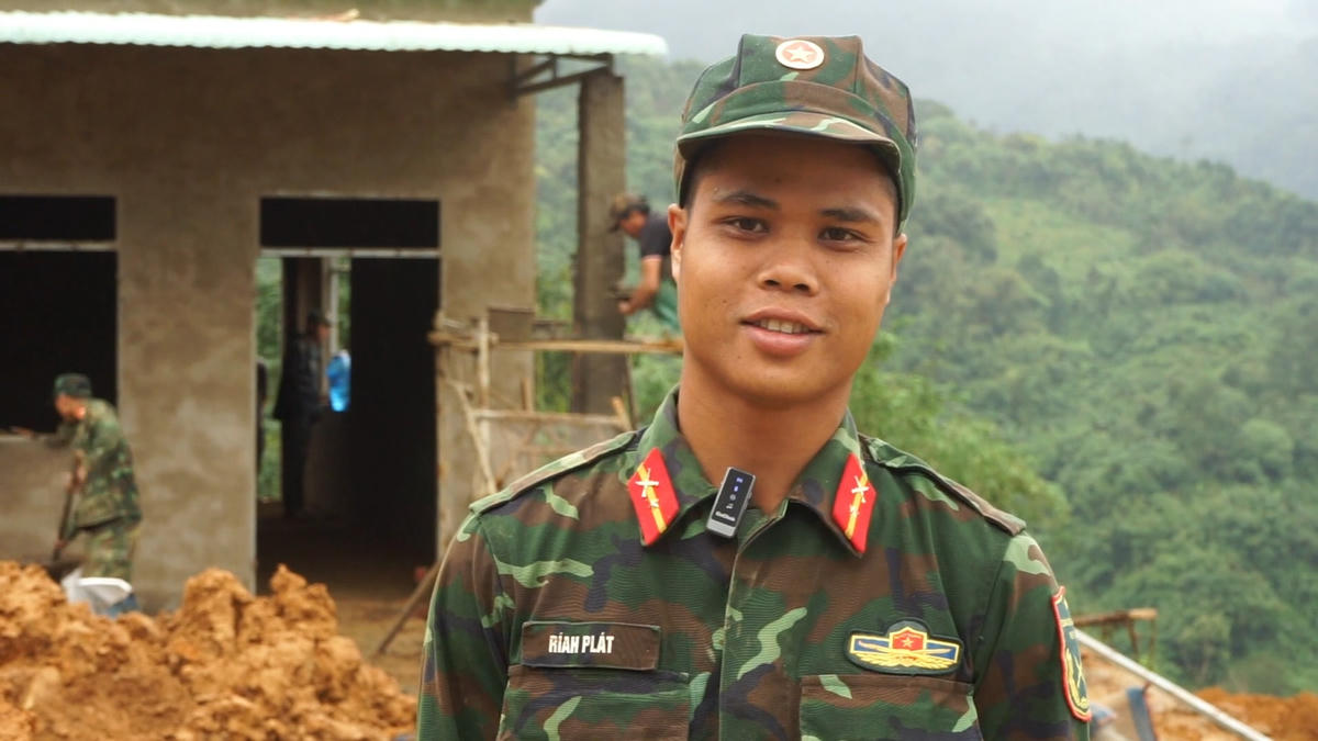 Hạ sĩ Ríah Plat kể về việc anh và đồng đội làm nhà giúp dân. Ảnh: Nguyễn Tín.