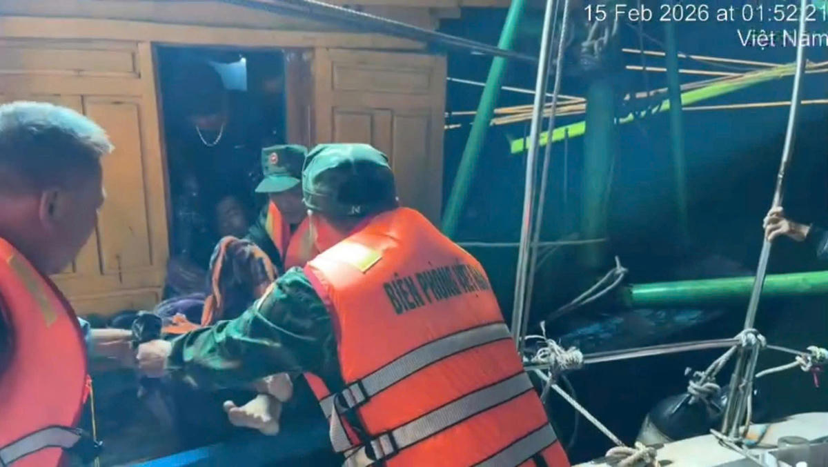 Lực lượng chức năng cấp cứu một ngư dân gặp nạn trên biển. Ảnh: CV.