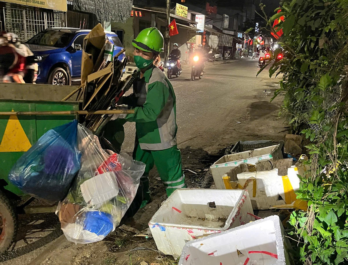 Theo Công ty Cổ phần Môi trường và Công trình đô thị Huế (HEPCO), đơn vị hiện đảm nhận nhiệm vụ vệ sinh môi trường, vận hành hệ thống điện chiếu sáng, vận hành hệ thống thoát nước đô thị... tại địa bàn 35/40 phường xã của thành phố Huế.&nbsp;Để đáp ứng khối lượng công việc lớn dịp cận Tết, đơn vị đã&nbsp; huy động gần 900 nhân lực gồm toàn bộ cán bộ công nhân viên và lao động thuê ngoài. Nhiều tổ đội làm việc theo ca tại khu vực trung tâm, chợ và các tuyến đường chính.&nbsp;Ảnh: M.T.