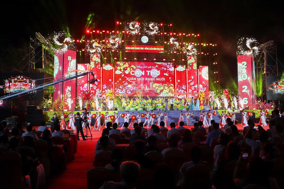 Bên cạnh đường hoa thì chương trình nghệ thuật đêm giao thừa tại công viên Sông Hậu, phường Cái Khế, TP Cần Thơ cũng thu hút rất đông người dân. Ảnh: C.A.