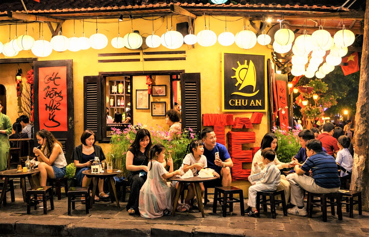 Nhiều quán cà phê ở Hội An đông khách. Ảnh: Chí Đại.