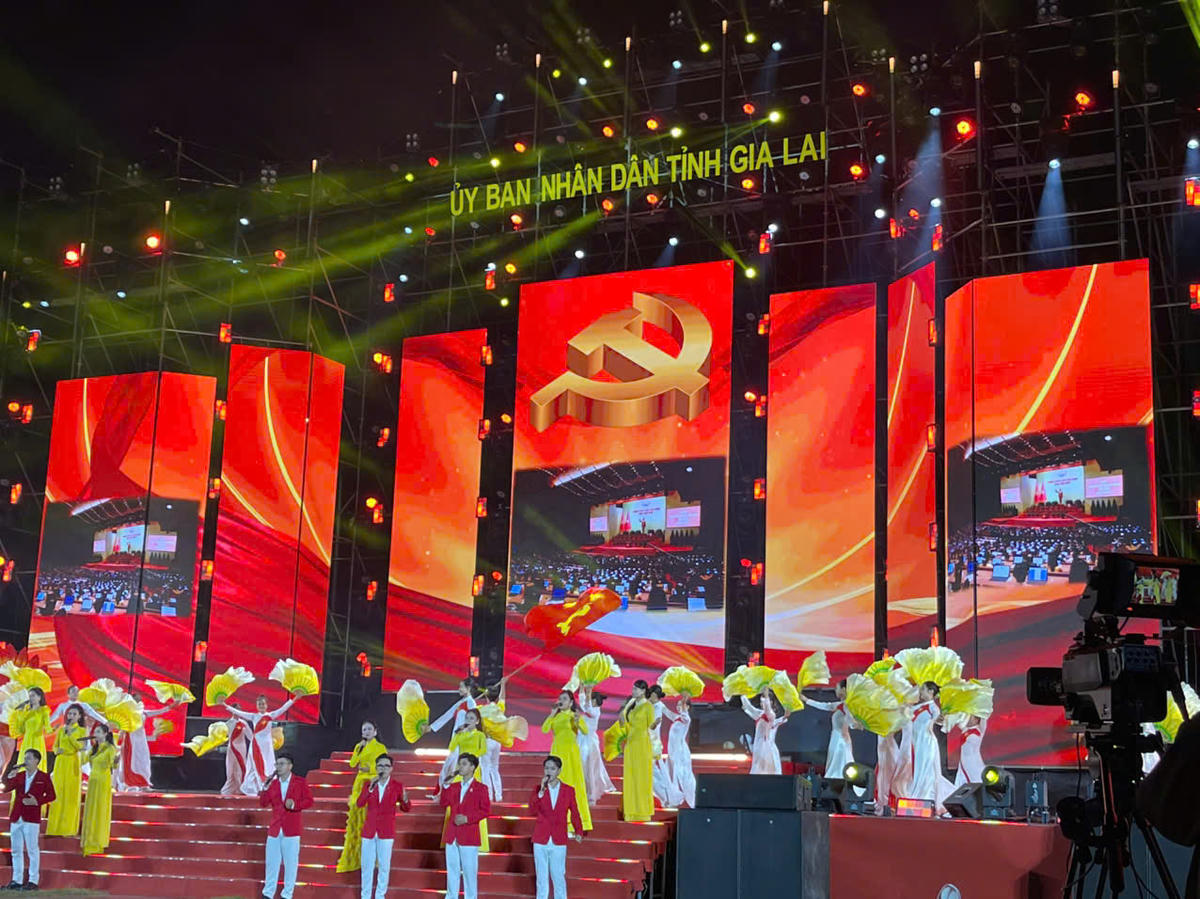 Một tiết mục văn nghệ chào đón năm mới 2026 tại Quảng trường Nguyễn Tất Thành. Ảnh: Tấn Thành.