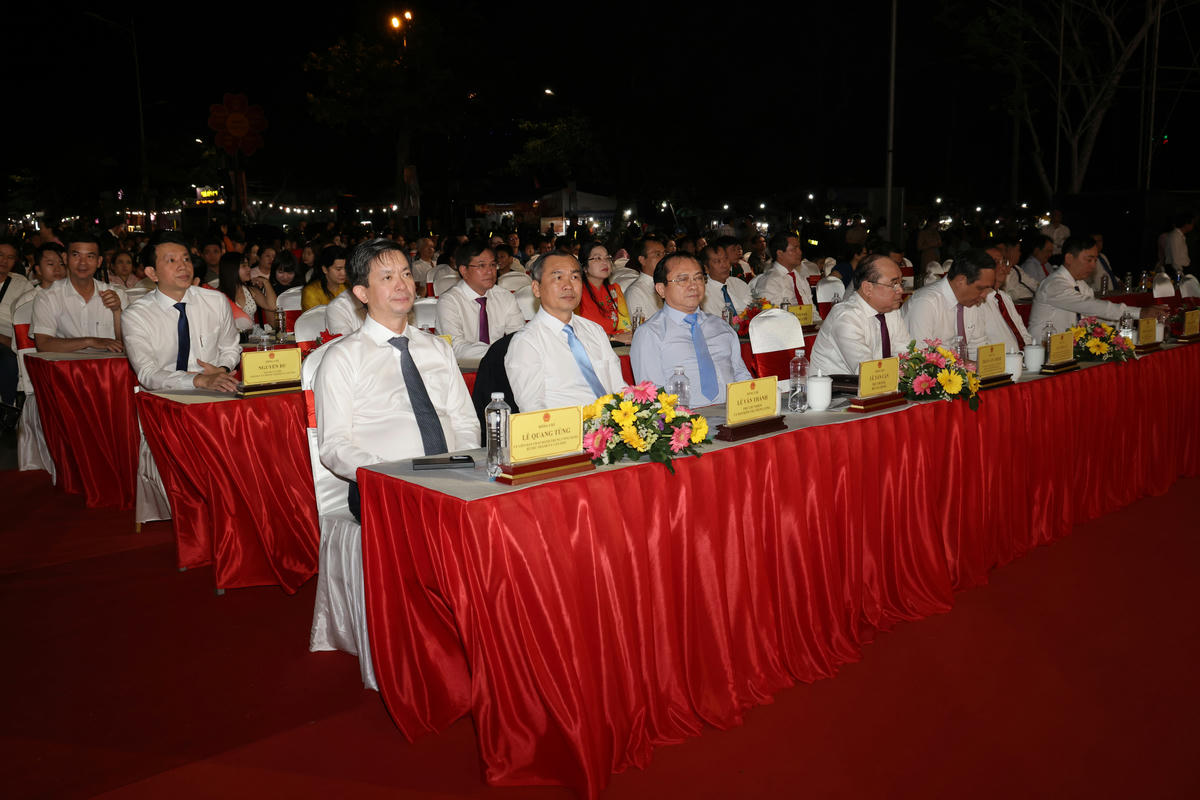 Lãnh đạo TP Cần Thơ dự&nbsp;chương trình nghệ thuật đêm giao thừa tại sông viên Sông Hậu. (ảnh: M.T)