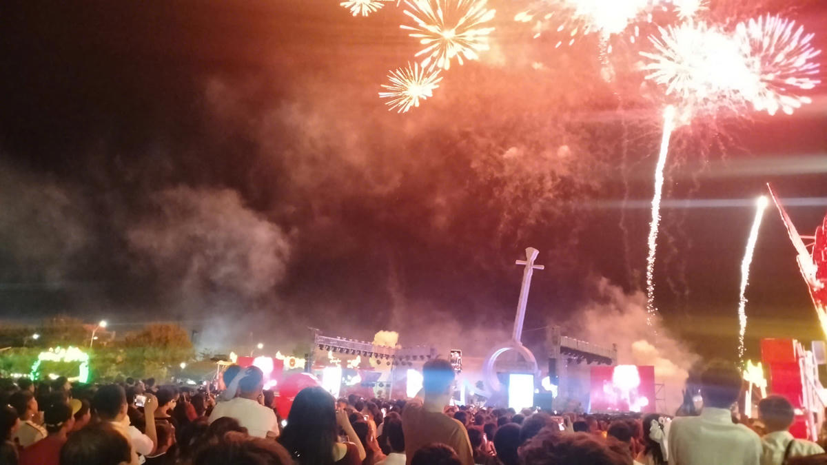 &nbsp;Màn bắn pháo hoa tại Quảng trường Hùng Vương, phường Bạc Liêu. Ảnh: Nguyên Du