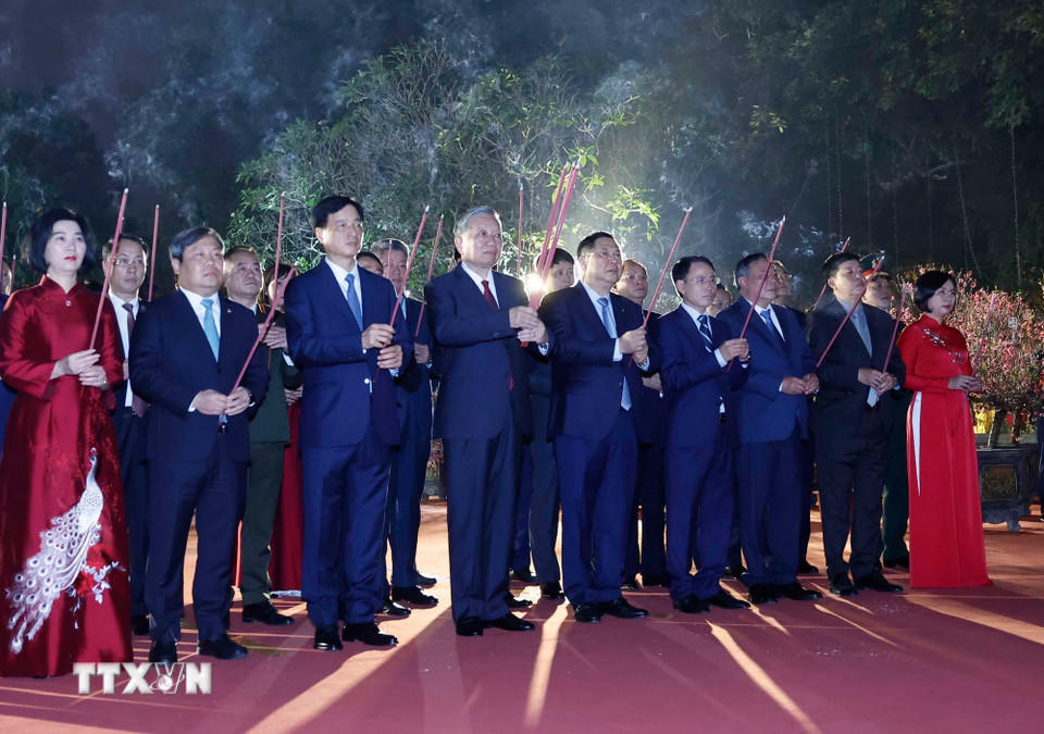 Tổng Bí thư Tô Lâm và các đại biểu dâng hương tại tượng đài Vua Lý Thái Tổ. (Ảnh: Thống Nhất/TTXVN).