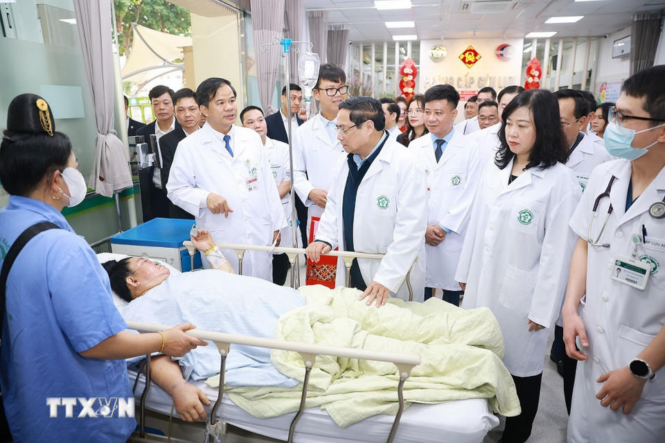 Thủ tướng Phạm Minh Chính thăm, chúc Tết bệnh nhân đang điều trị tại Bệnh viện Bạch Mai. (Ảnh: Dương Giang/TTXVN).
