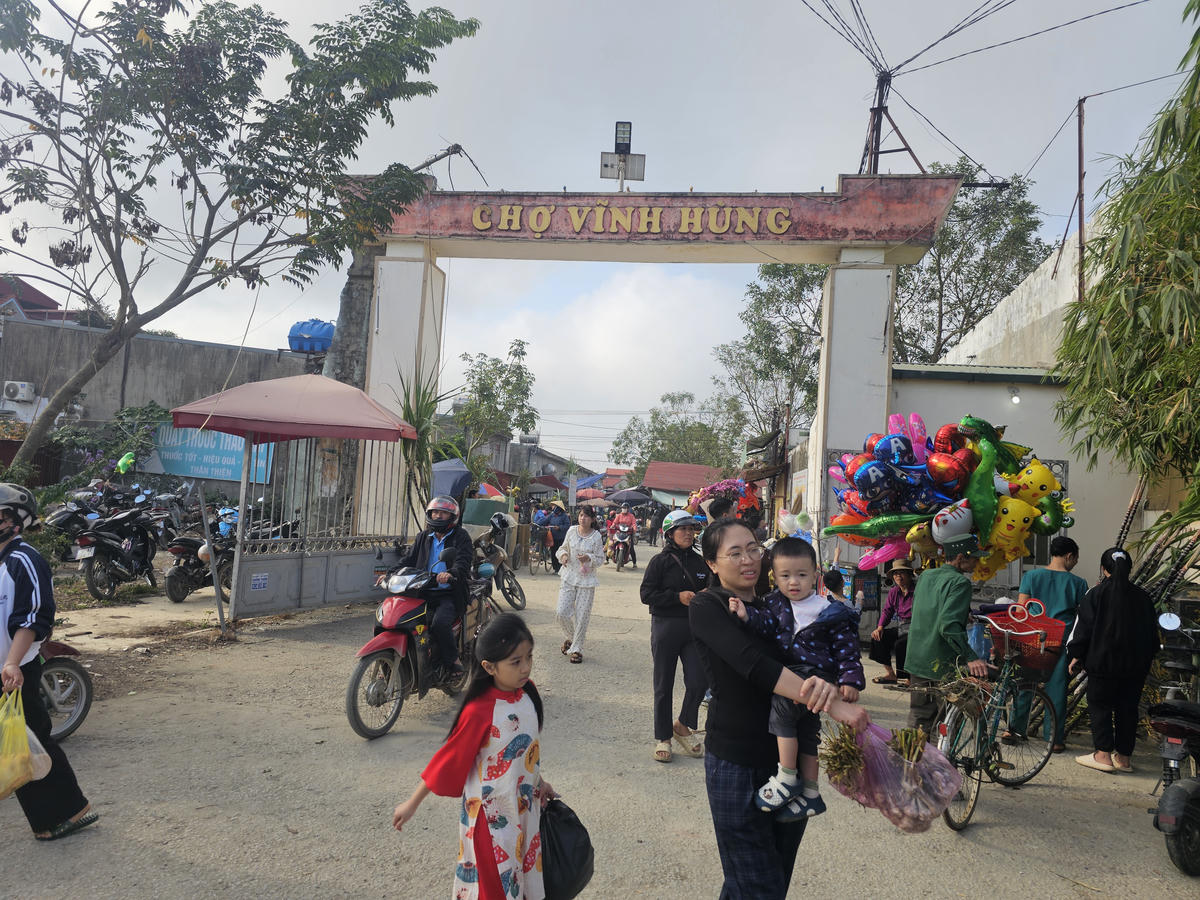 Chợ quê Vĩnh Hùng (xã Biện Thượng ngày 29 Tết). Ảnh: Đình Minh