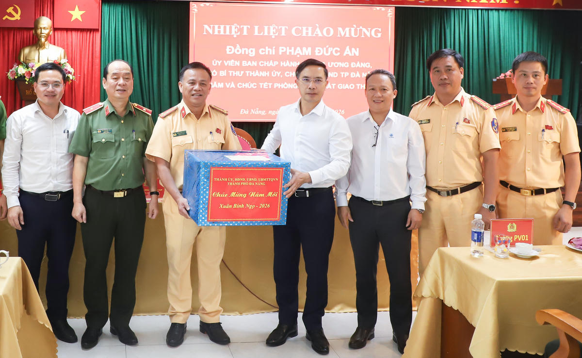 Ông Phạm Đức Ấn tặng quà động viên Phòng Cảnh sát giao thông. Ảnh: Nguyễn Tú.
