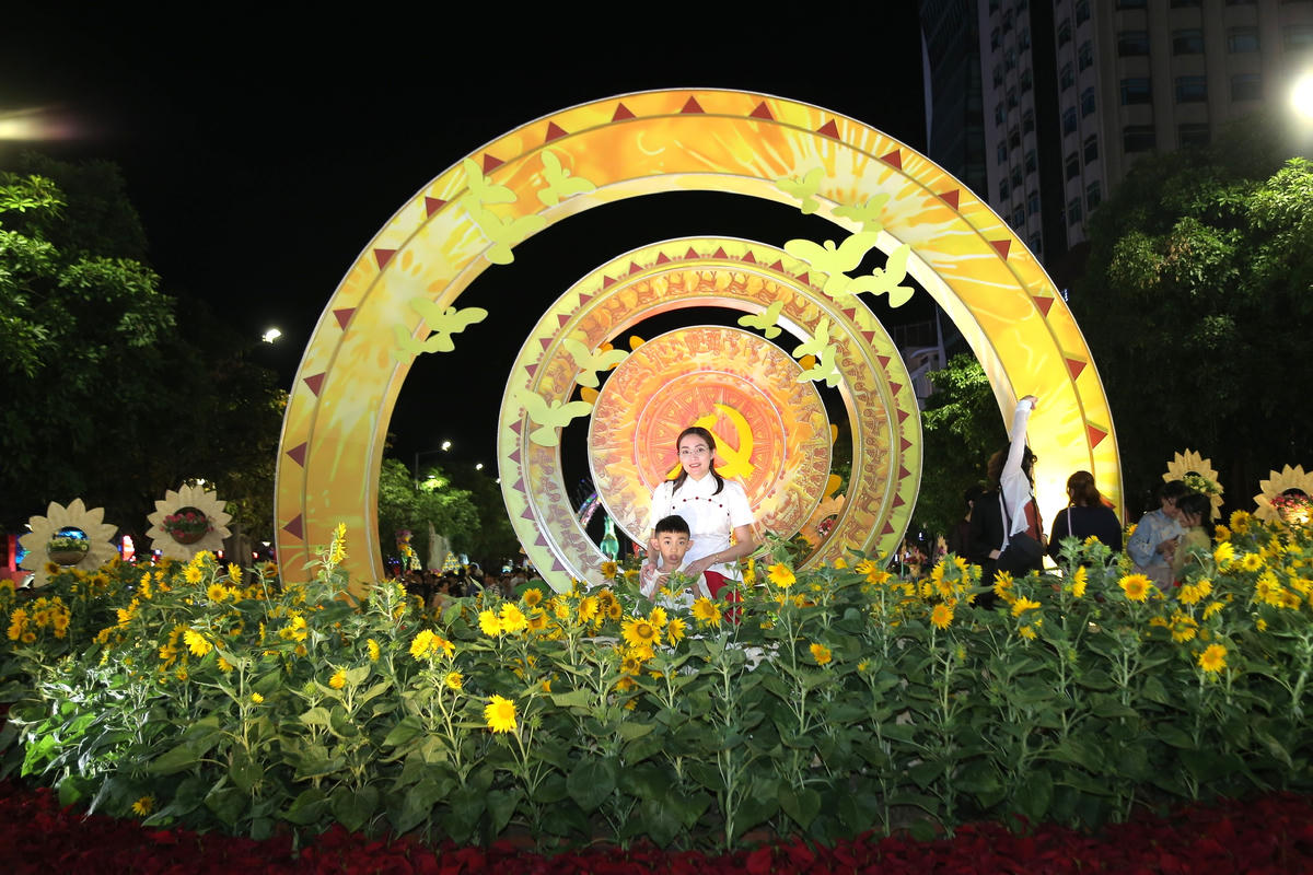 Đường hoa Nguyễn Huệ 2026: Biển người du xuân trong tối khai mạc