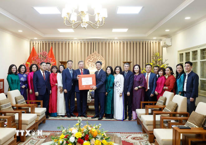 Tổng Bí thư Tô Lâm tặng quà cho cán bộ, nhân viên Khu Di tích Hoàng Thành Thăng Long-Hà Nội. (Ảnh: Thống Nhất/TTXVN).