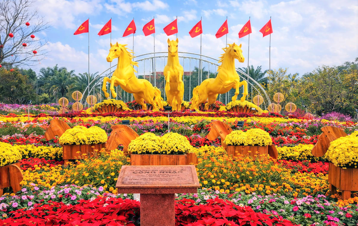 Một góc ở Quảng trường 24/3, phường Bàn Thạch rực rỡ sắc hoa. Ảnh: Nguyễn Tín.