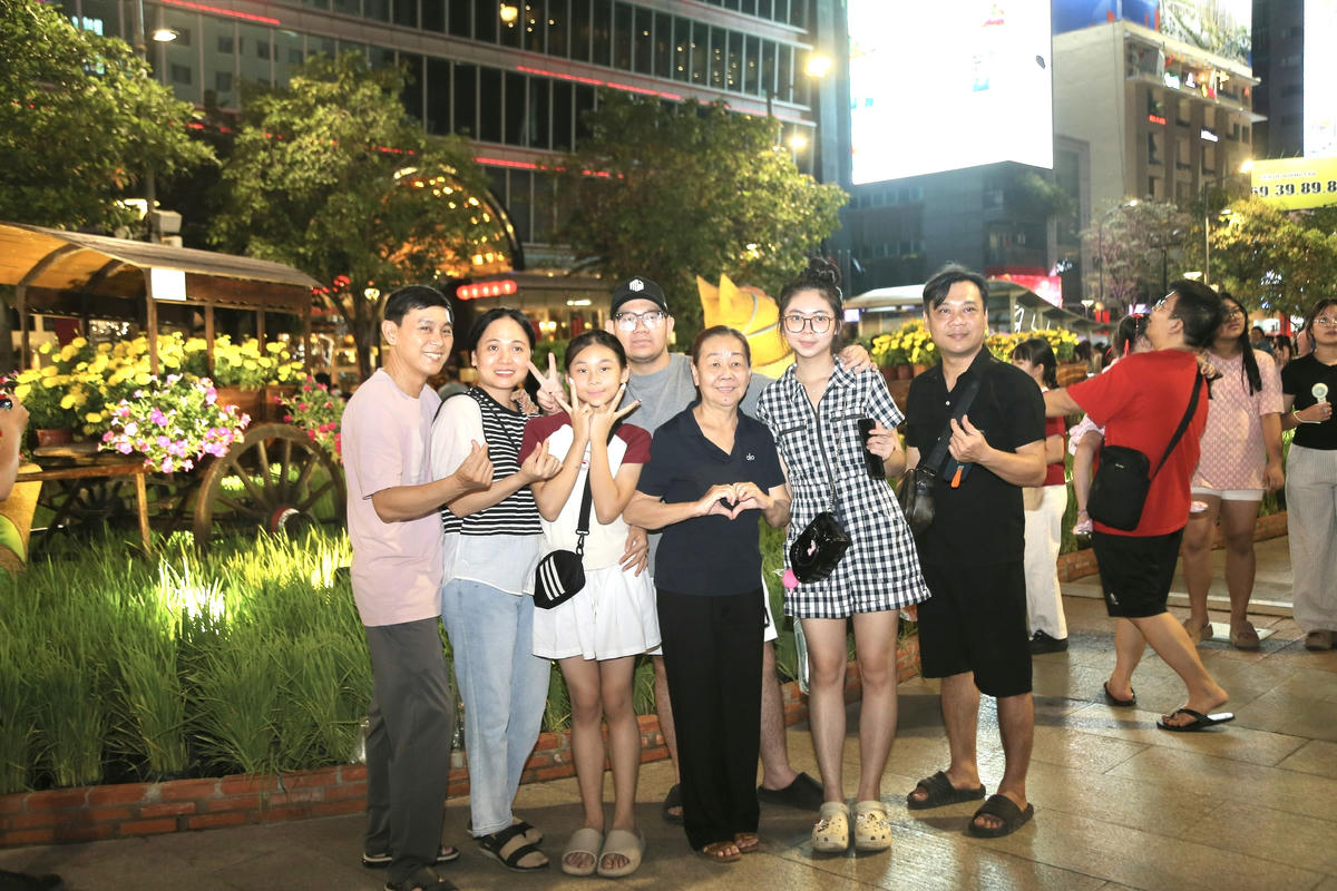 Đường hoa Tết Bính Ngọ 2026 trên phố đi bộ Nguyễn Huệ tiếp tục là điểm nhấn nổi bật, thu hút đông đảo người dân và du khách tham quan. Ảnh: H.L