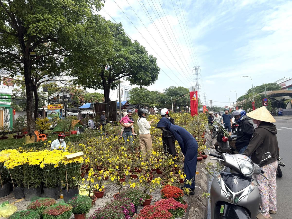 Rất đông người mua hoa vào sáng 16/2 (nhằm ngày 29 tháng Chạp). Ảnh: H.T