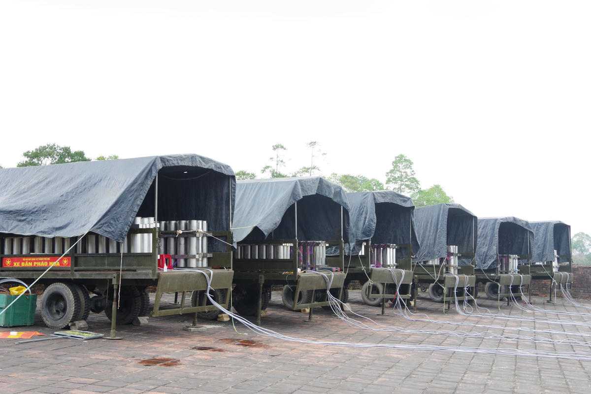 Tối nay, tại Kỳ Đài, Ngọ Môn là địa điểm sẽ bắn 1.000 quả pháo tầm cao trong thời khắc Giao thừa Xuân Bính Ngọ 2026, do đó để công tác bắn pháo hoa được chu đáo, an toàn, những ngày giáp Tết hơn 50 cán bộ, chiến sĩ thuộc Bộ CHQS thành phố Huế đã được huy động để thực hiện công tác chuẩn bị. Ảnh: Q.Đ.