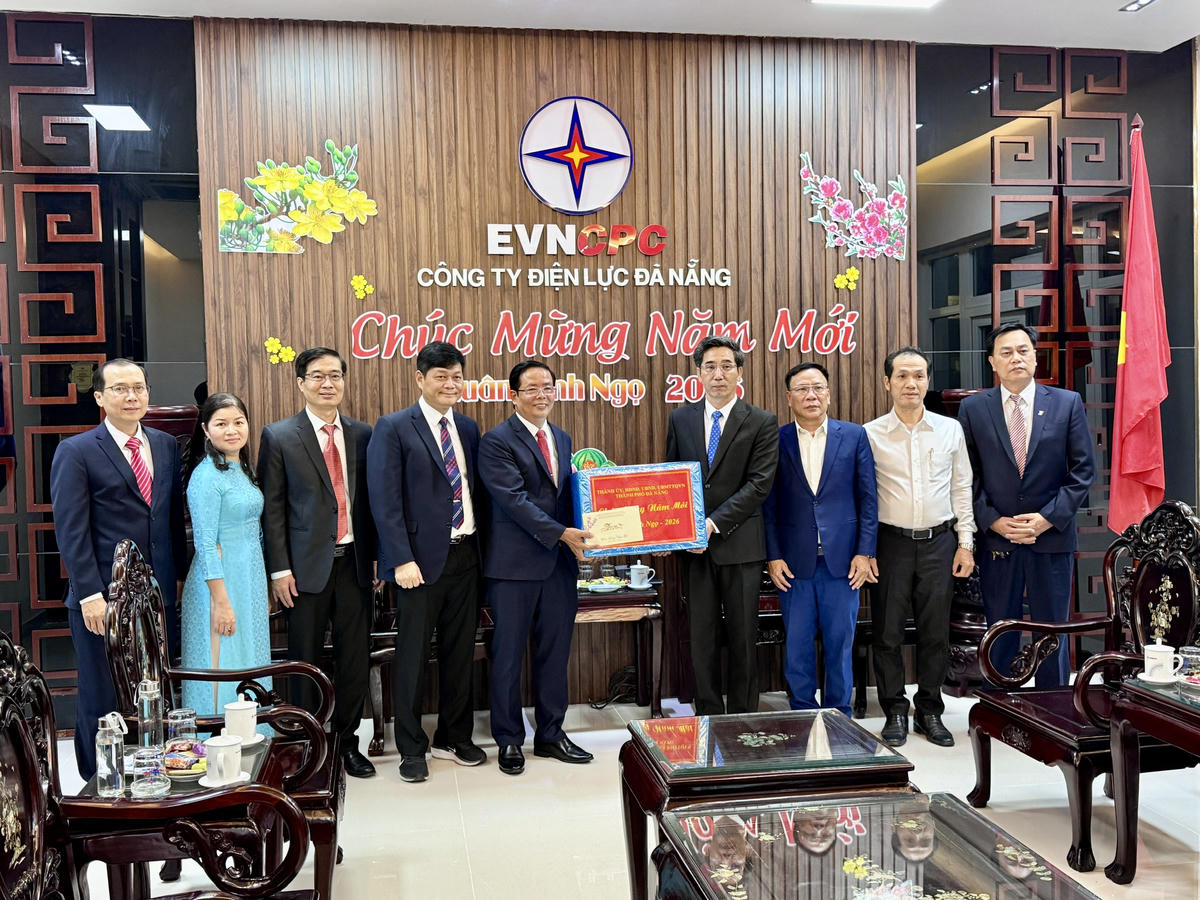 Ông Trần Chí Cường, Phó Chủ tịch UBND thành phố tặng quà động viên tập thể Công ty Điện lực Đà Nẵng. Ảnh: Nguyễn Tú.