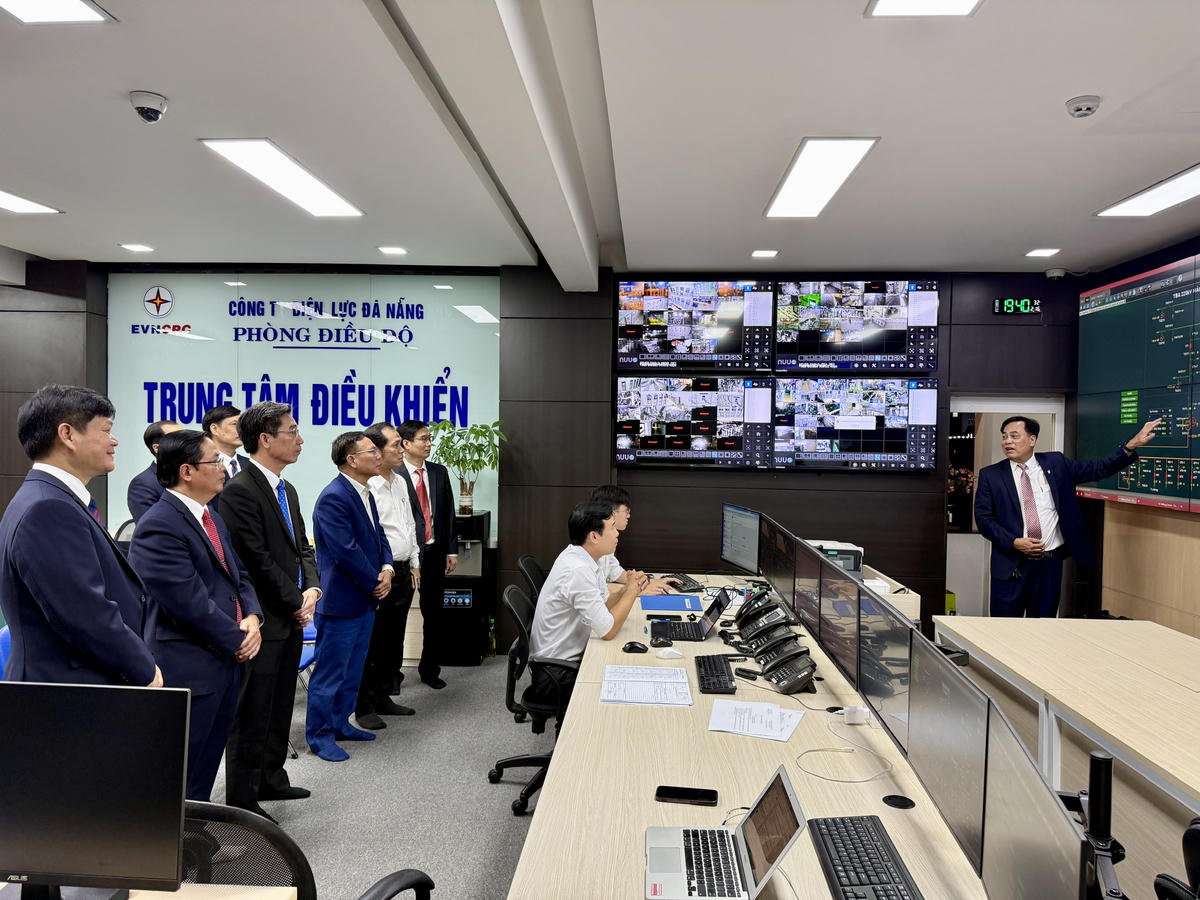 Ông Trần Chí Cường, Phó Chủ tịch UBND thành phố kiểm tra công tác thực hiện nhiệm vụ đêm giao thừa tại Điện lực Đà Nẵng. Ảnh: Nguyễn Tú.