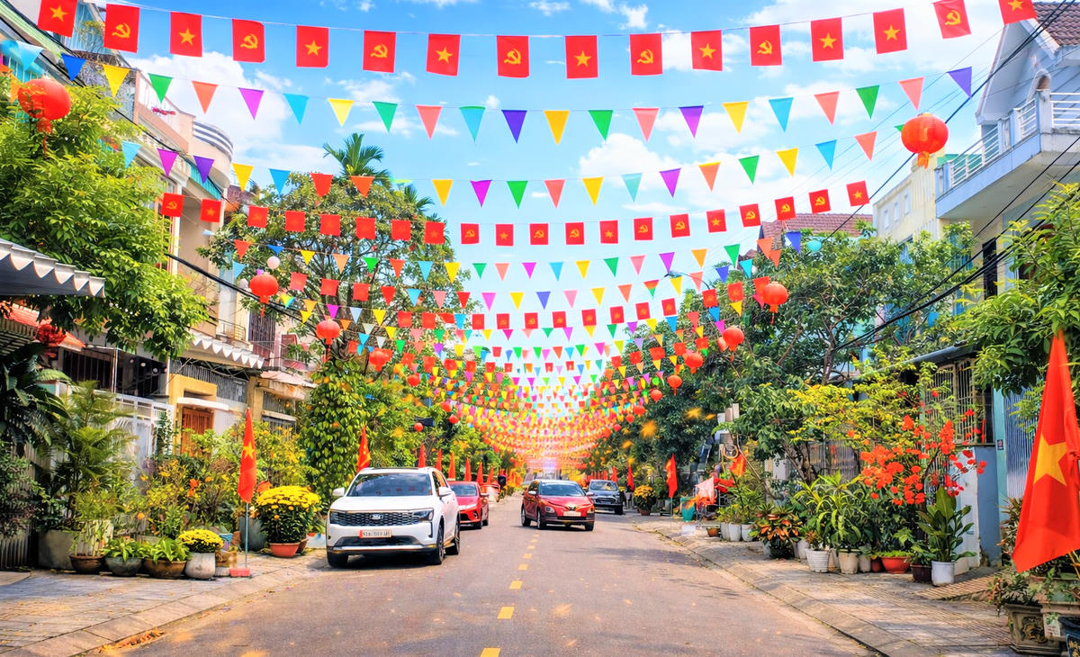 Tuyến đường Lê Trung Đình, phường Bàn Thạch trang trí cờ Tổ quốc, hoa rực rỡ chào đón năm mới 2026. Ảnh: Tấn Thành.