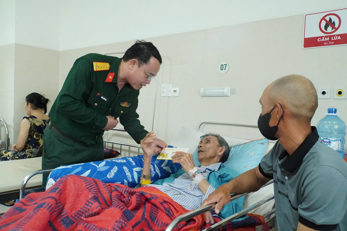 Đại tá Trần Hữu Ích, Chỉ huy trưởng Bộ CHQS TP Đà Nẵng ân cần thăm hỏi sức khỏe bệnh nhân đang điều trị tại bệnh viện. Ảnh: CV.