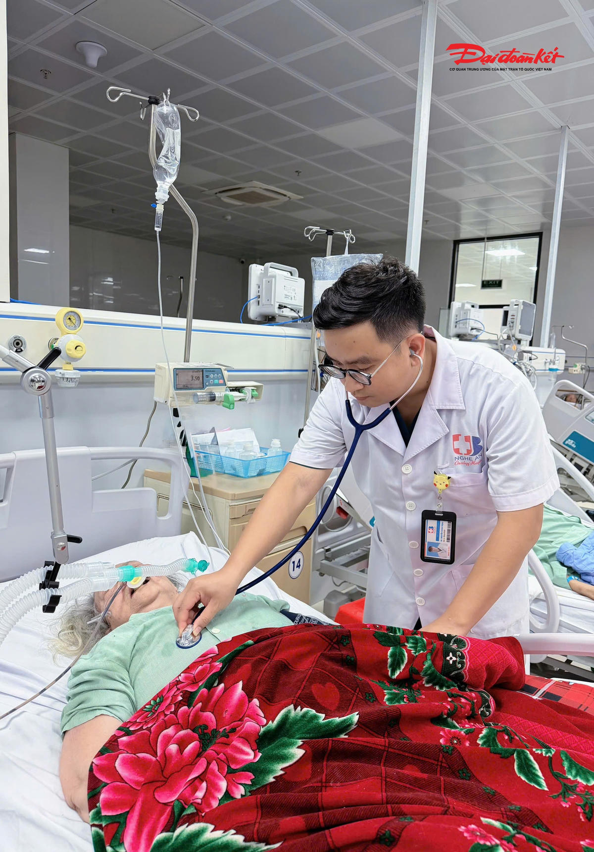 Tại Bệnh viện Ung bướu Nghệ An, nhiều y, bác sĩ lặng lẽ gác lại không khí sum vầy bên gia đình để ở lại bệnh viện làm nhiệm vụ. Trong thời khắc Tết đến xuân về, họ vẫn miệt mài bên giường bệnh, theo dõi, chăm sóc và động viên người bệnh an tâm điều trị, góp phần giữ trọn nhịp sống và niềm hy vọng giữa những ngày đầu năm mới. Trong ảnh: Các bác sĩ tại khoa Cấp cứu- Hồi sức tích cực, Bệnh viện Ung bướu Nghệ An trực đêm Giao thừa, bảo đảm công tác cấp cứu, điều trị liên tục cho người bệnh. Ảnh: ĐB