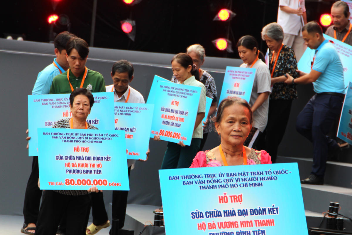 Những gia đình nghèo có thêm điều kiện sửa chữa nhà vào dịp đầu năm mới. Ảnh: Q.Đ.